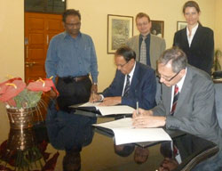Professor Steve Mithen signing a Memorandum of Understanding with Professor Veer Singh, Vice-Chancellor of NALSAR in Hyderabad