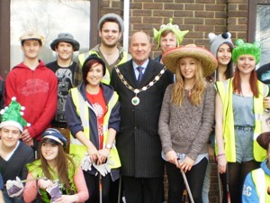 The Mayor of Earley, Cllr Tim Chambers, with some of the student volunteers