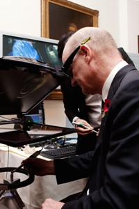Universities minister David Willetts MP tries Reading's hapTEL virtual dentist's training system