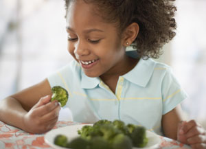 toddler eating broccoli