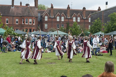 Stave dancers