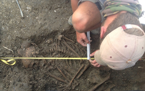 Bronze Age skeleton found at Wilsford Henge
