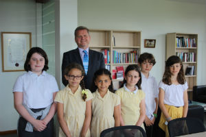 The schoolchildren from Alfred Sutton Primary School meet University of Reading Vice-Chancellor Professor Robert Van de Noort