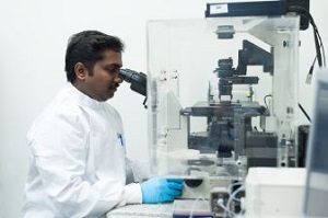 Dr Sakthi Vaiyapuri working in a lab