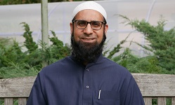 colour portrait photograph of Javed Kachhalia, university of reading muslim chaplain